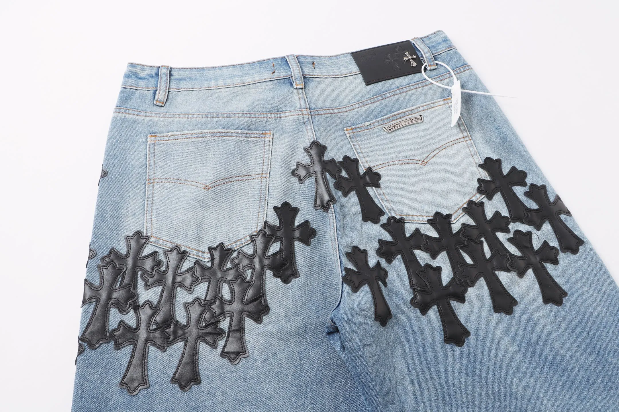 P260 Style No.: H84 Croxin & 𝐂𝐡𝐫𝐨𝐦𝐞 𝐇𝐞𝐚𝐫𝐭 ss25 blue and black leather test jeans. Styles with different washed textures are very friendly to people with thin legs. The slightly flared version perfectly modifies the leg shape. The timeless and moderate length makes it easy to match and match. It is the basis for various styles and is a must-have in your wardrobe! The fabric is stiff but also makes the upper body soft without losing texture. The washing process is even more perfect. It is a must-have item for everyone! ! ! Washed wheat, hang tag, pants label, three labels complete Color: blue Size: 30-32-34-36